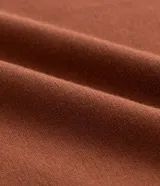 Blusa de manga larga con cuello alto, confeccionada en tejido de viscosa con elastano, de diseño liso y ajuste al cuerpo.