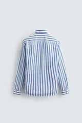Camisa de corte regular fit confeccionada en tejido de algodón, con diseño de rayas verticales en azul y blanco. Presenta cuello solapa con botones, cierre frontal de botones, manga larga con puños abotonados y un bolsillo en el pecho.
