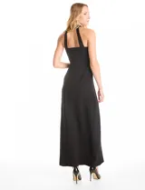 Vestido largo de crepe, con escote cruzado tipo halter y tajo frontal. Posee cierre invisible en la espalda y forro interno a tono.