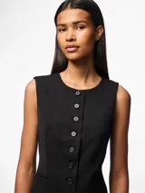 Chaleco largo negro sin mangas con bolsillos delanteros y cierre de botones.