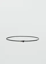 Cinturón fino de cuero bovino con cierre de hebilla metálica de zinc.