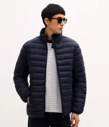 Campera puffer ultraligera Marfinno de color azul marino, con cuello alto, cierre frontal por cremallera y bolsillos.