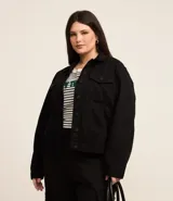 Campera trucker básica negra de sarga, con cuello solapa, bolsillos y abotonado frontal.