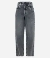 Pantalón de jean recto color gris, con cintura mediana, bolsillos delanteros y traseros, y cierre con botón y cremallera.