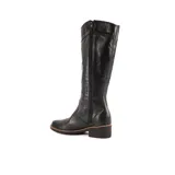 Bota de caña alta de cuero marrón, con taco bajo y suela clara, diseño de campo.