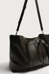 Bolso tipo shopper de piel marrón oscuro, con doble asa de hombro y cierre magnético en el compartimento principal.