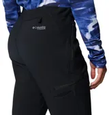 Pantalón de senderismo Columbia Titanium, color negro, con tecnología termorreflectante Omni-Heat Infinity y repelente de humedad Omni-Shield. Presenta cintura alta con cinturón integrado, rodillas articuladas, bolsillos con cierre y aberturas reforzadas en los puños.
