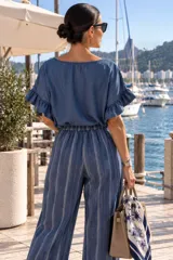 Blusón de tencel azul, con escote redondo fruncido y mangas cortas con volados.