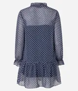 Vestido corto azul marino con estampado de flores blancas y rojas, escote en V, mangas largas con puños elásticos y falda con volantes. Incluye cinturón negro con hebilla dorada.