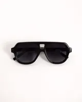 Lentes de sol negros estilo aviador con montura gruesa de acetato. Lentes polarizados con protección UV400.