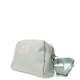 Bandolera de diseño compacto en color verde menta, con cierre superior y parche frontal con logo N+ Club. Incluye correa ajustable y desmontable.