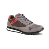 Zapatilla deportiva Caterpillar modelo Ventura, color gris topo con detalles en naranja vibrante en el talón y ojales. Presenta capellada mixta de gamuza y textil, forro de malla reciclada y suela de EVA gruesa.