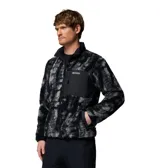 Campera de polar con textura tipo corderito, con estampado camuflado en tonos grises y negros. Presenta cierre frontal completo, cuello alto y un bolsillo frontal en el pecho con cierre y logo de la marca.