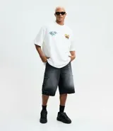 Bermuda de jean color gris oscuro con efecto de lavado, corte baggy relaxed. Presenta apliques de estrellas deshilachadas en los laterales y ruedo deshilachado. Tiene cintura con trabillas y cierre tradicional.