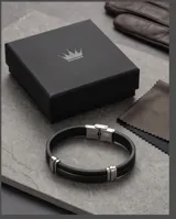 Pulsera de diseño moderno compuesta por una banda doble de cuerina negra y una chapa central de acero galvanizado con detalles metálicos en los extremos.