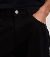 Bermuda de sarga para hombre, corte slim, con cierre de botón y cremallera, bolsillos laterales y traseros.