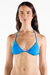 Top de bikini triangular color azul brillante, con tiras finas para anudar al cuello y la espalda.