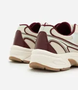 Championes de estilo deportivo de la marca Satinato, modelo jogging en tonos beige, con detalles en bordó y plateado. Confeccionados en poliuretano y malla respirable, cuentan con suela robusta y cordones.