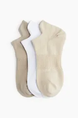 Pack de tres pares de medias deportivas tobilleras, confeccionadas en tejido funcional DryMove™ que absorbe la humedad. Incluye un par color beige, un par blanco y un par color arena. Cuentan con secciones de ventilación en malla, soporte de arco y secciones reforzadas en punta y talón.
