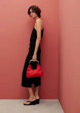 Vestido midi de lino con diseño recto y cuello asimétrico de un solo hombro. Presenta cintura drapeada y abertura lateral en el bajo.