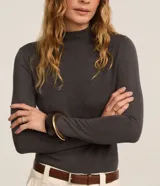 Blusa de manga larga de tejido melange en tono verde oliva, con cuello alto y calce ajustado.