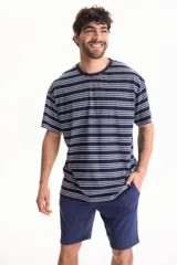 Remera oversize de manga corta confeccionada en algodón, con diseño de rayas horizontales en tonos azules y blancos.