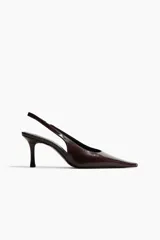 Zapatos de tacón destalonados en color marrón oscuro, con diseño de punta fina y tira elástica en el talón.