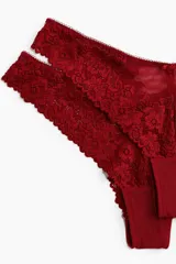 Pack de dos bombachas tipo brazilian de encaje color rojo, con cintura en V y refuerzo interior.