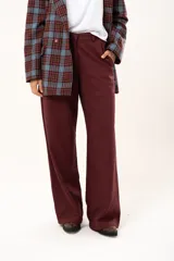 Pantalón de vestir color bordó, de corte recto y tiro alto, con bolsillos laterales y cierre frontal con botón.