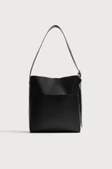 Bolso tipo shopper de diseño minimalista en color negro, con dos bolsillos planos exteriores y compartimento principal con cierre magnético. Incluye un bolsillo interior y asa de hombro ajustable.