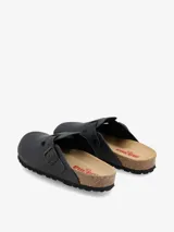 Zueco de piel serraje color negro con plantilla anatómica y hebilla ajustable.
