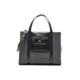 Cartera chica tipo tote de lona gris con detalles en cuero sintético negro, doble asa de mano y bolsillo frontal con cierre y el logo de la marca Extra Large.