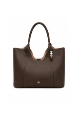 Bolso tipo tote bag color marrón de formato amplio confeccionado en poliuretano, con asas largas para el hombro y detalle decorativo de cuentas colgantes en el lateral.