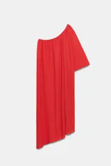 Vestido midi de punto rojo, amplio y de diseño asimétrico con un solo hombro y una manga corta.