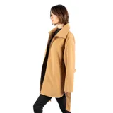 Campera color camel de poliéster, con fit regular, acceso con cierre y dos bolsillos exteriores abiertos.