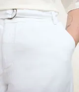 Pantalón wide leg de sarga blanca, con cintura ajustable, bolsillos cargo laterales y cinturón incorporado con hebilla metálica.