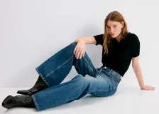 Jeans de tiro medio con diseño de pierna ancha y efecto desteñido, confeccionados 100% en algodón.