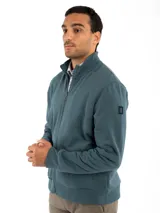 Campera celeste con cierre frontal, cuello alto y bolsillos laterales.