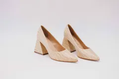 Zapato de cuero color beige con estampado croco, taco cuadrado de 8 cm forrado en cuero.