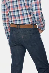 Pantalón de jean clásico de corte recto, color azul denim, con bolsillos traseros y costuras en contraste.