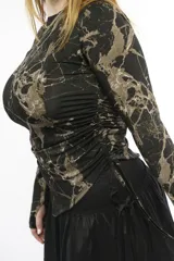 Top de manga larga color negro, confeccionado en jersey elástico. Presenta un diseño asimétrico con jaretas laterales regulables que permiten ajustar el largo y el volumen, y aberturas para los pulgares en los puños.