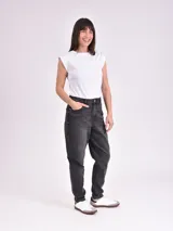 Jean Lola de mujer, color negro gastado, de corte recto y tiro alto.