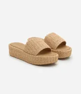 Sandalia flatform de Satinato color beige, con suela plana de plataforma y tira ancha superior con textura trenzada.