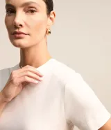 Blusa de ribana color marrón, con cuello redondo ajustado y mangas cortas.