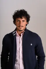 Cardigan de punto color azul marino, con cuello alto, cierre frontal completo y puños acanalados. Presenta el logo de la marca bordado en el pecho.
