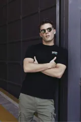 Remera de algodón color verde oliva, con cuello redondo, manga corta y estampado gráfico frontal con texto alusivo a motocicletas.