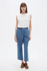 Pantalón de lyocell azul, de corte recto y tiro medio, con cintura elástica y bolsillos laterales.
