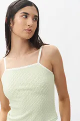 Top ajustado al cuerpo con estampado a cuadros blancos y negros, breteles finos y ribete negro en escote y sisas.