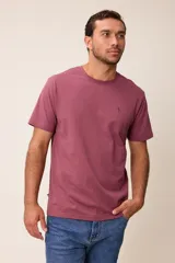 Remera básica de manga corta con cuello redondo y corte regular fit, confeccionada en algodón. Presenta un pequeño logo bordado en el pecho.