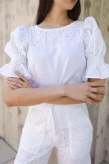 Pantalon cargo de tiro medio confeccionado en lino broderie negro, con bolsillos laterales tipo cargo y diseño de pierna ancha.